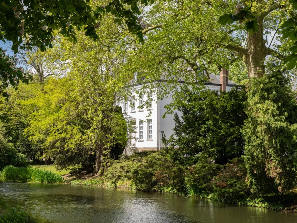 Het landhuis dat op de plek staat waar ooit Kasteel Nijenborgh stond