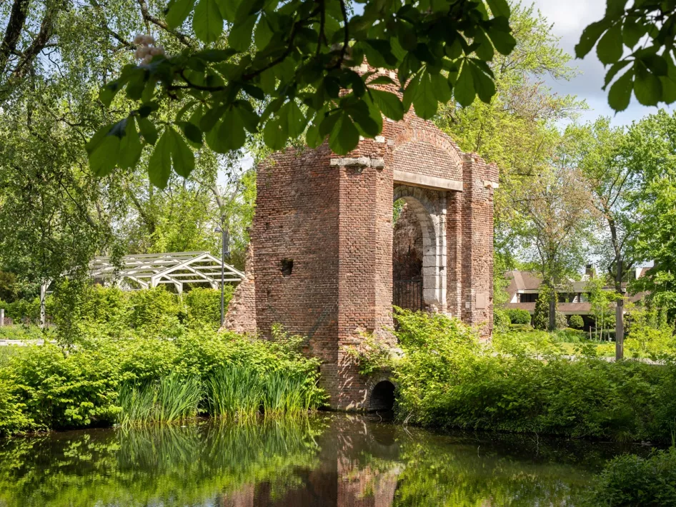 De ruïne van Kasteel Nijenborgh omgeven door water en groen