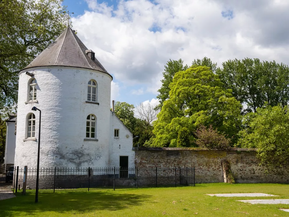 De witte toren van het landhuis dat op de plek is gebouwd waar ooit Kasteel Nijenborgh stond