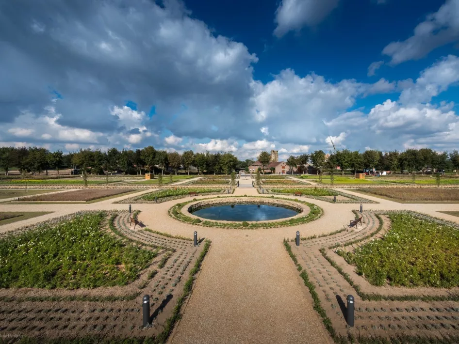 De kasteeltuin van Kasteel Montfort