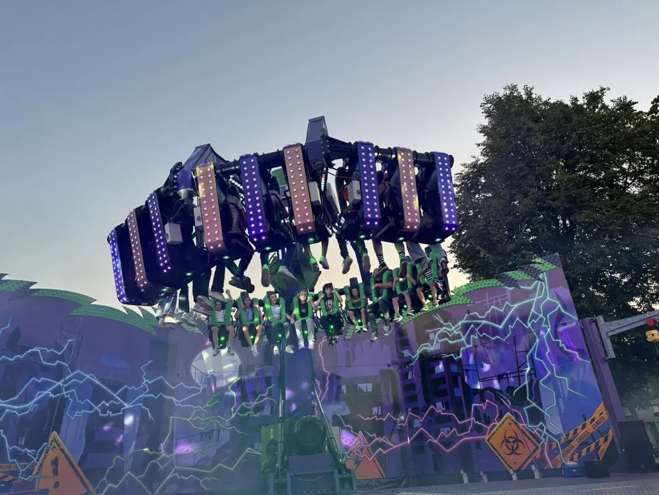 Een spectaculaire attractie met draaiende stoelen en kleurrijke verlichting tijdens Kermis Nederweert.