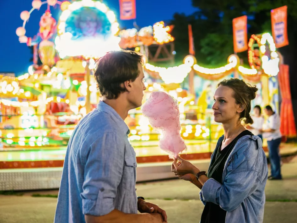 vrouw eet een suikerspin op de Kermis Weert 2025