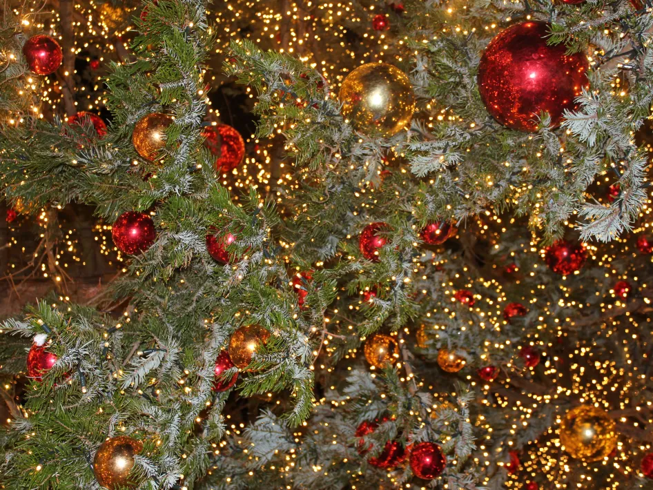 Kerstboom met ballen en lichtjes