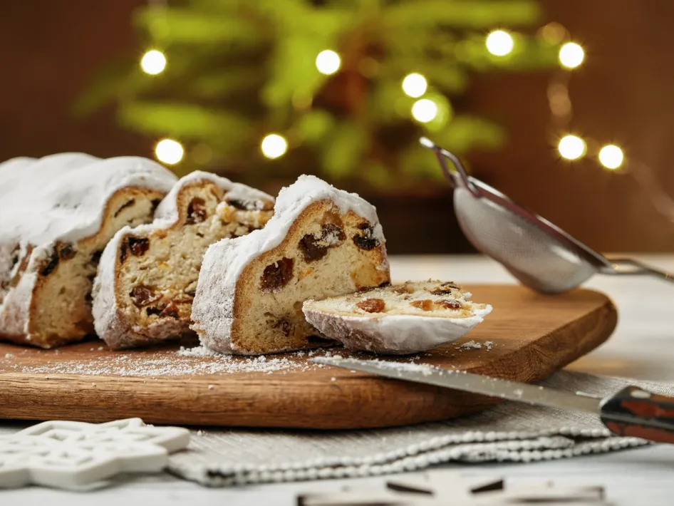 Kerststol geserveerd tijdens een kerstbrunch bij Parkhotel Horst, met warme kerstverlichting op de achtergrond.