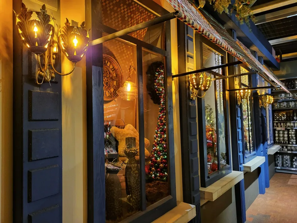 Gezellige etalage met warme verlichting tijdens de Kerstshow Tuincentrum Daniëls in Vlodrop, met kerstdecoratie en sfeervolle doorkijkjes.