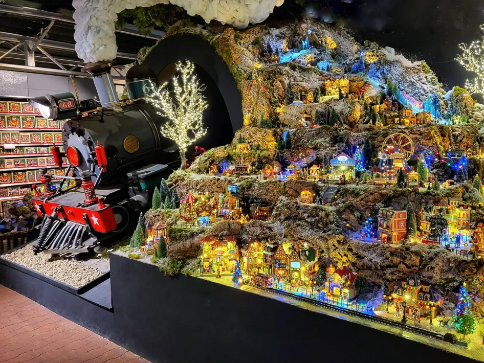 Lichter, Miniaturhäuschen und eine Dampflok im Winterdorf der Weihnachtsshow im Tuincentrum Daniëls – voller Zauber und Weihnachtsflair.