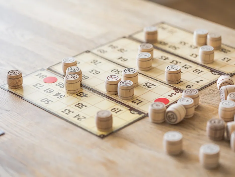 Kienfiches liggen op een kienkaart tijdens het Kerst-kienen in Thorn