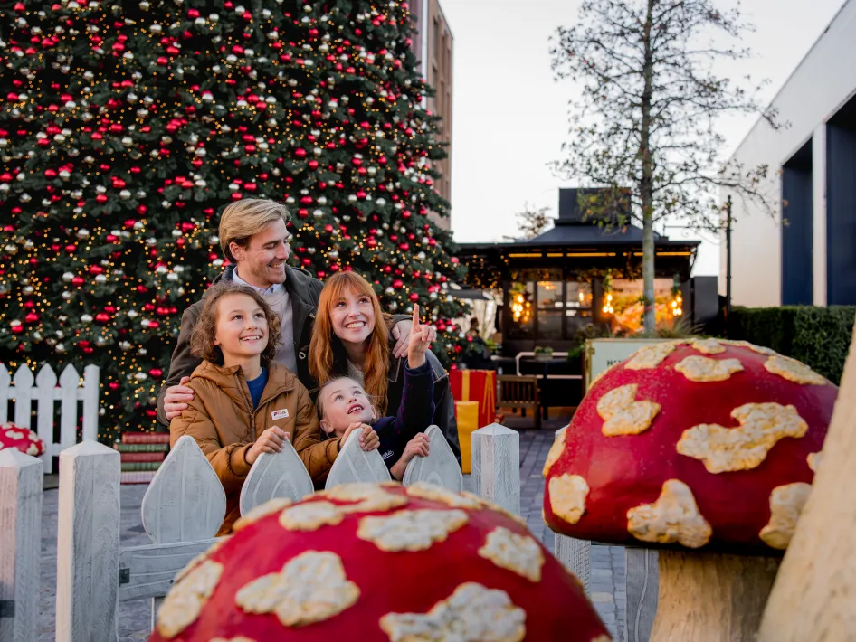 family looks at Efteling decorations