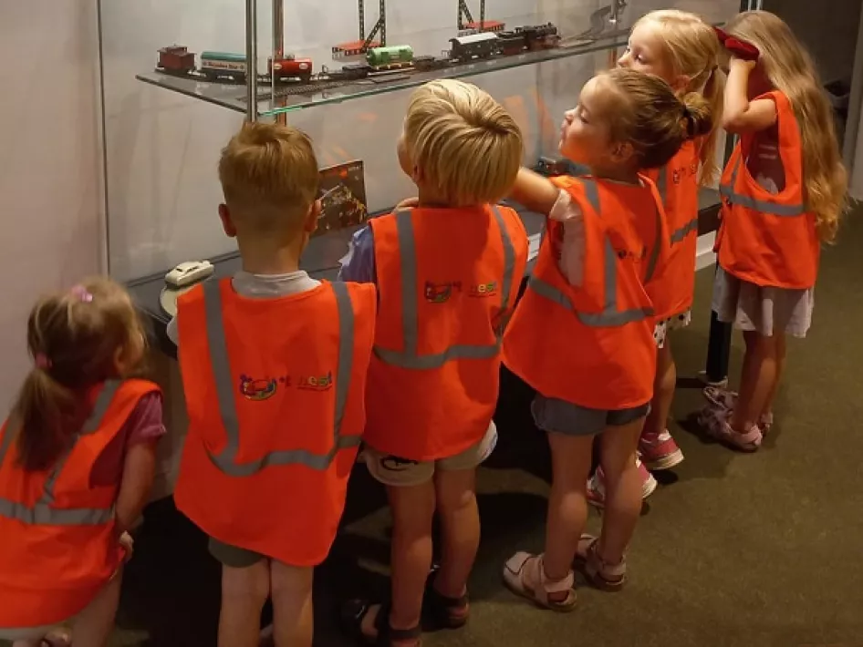 Kinderen kijken naar de modeltreintjes