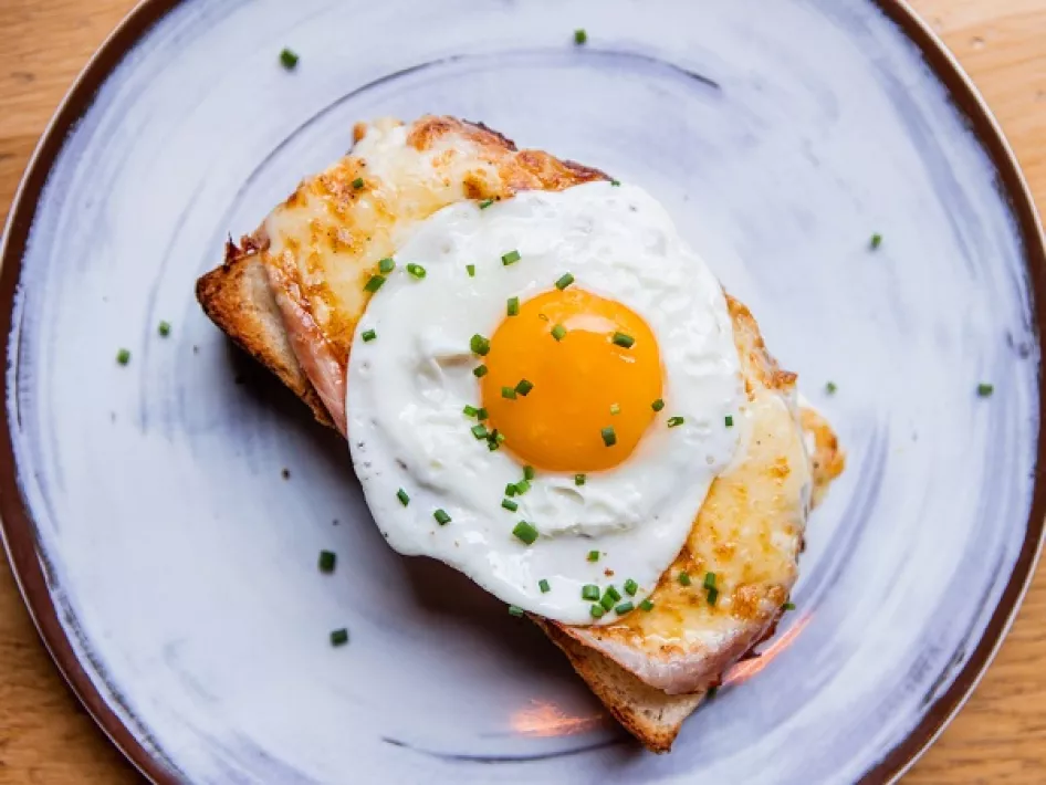 Genieten van een uitsmijter bij Koffiebar Knisper