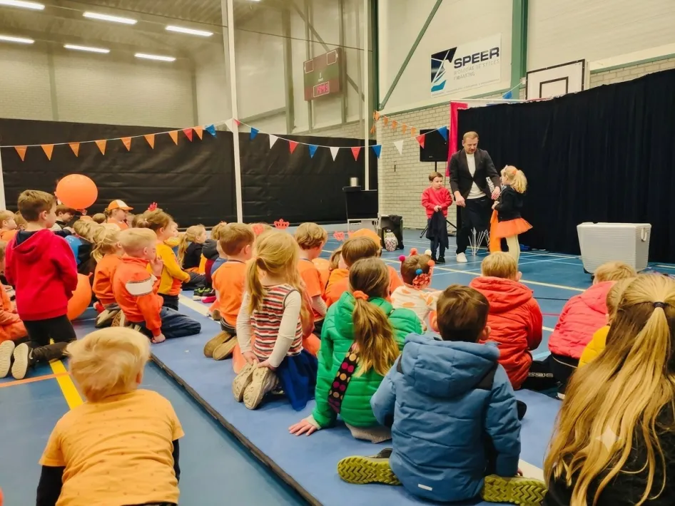 Kinderen kijken naar een goochelaar tijdens de kindervoorstelling van het Kunst en Cultuur Weekend Leudal.