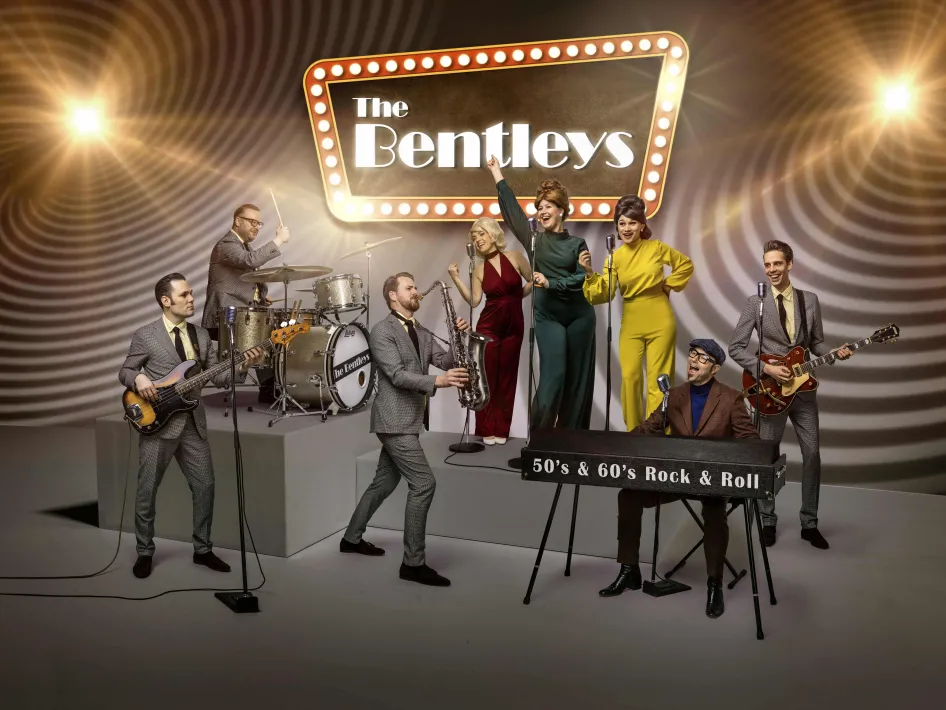 The Bentleys in een typische 50' -en 60'er jaren tv-show opstelling