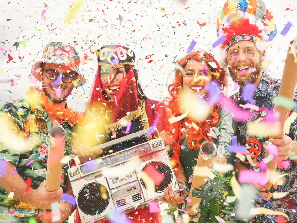 Vier feestelijk verklede carnavalsvierders in confetti tijdens de Halve Finale LVK 2026.