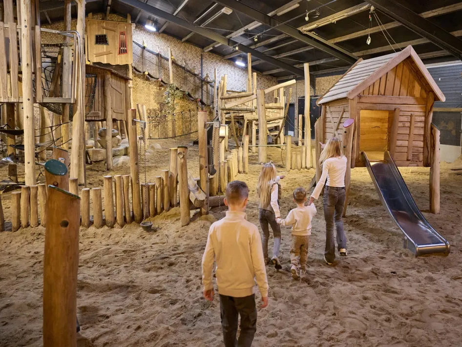 Kinder laufen durch den Indoor-Spielplatz von La Selva.