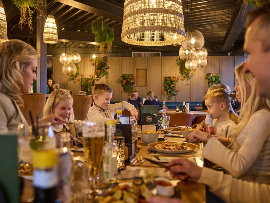  Eine Familie isst gemeinsam an einem Tisch bei La Selva.