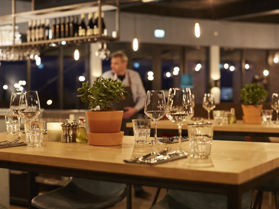 Een tafel staat gedekt in het restaurant van La Selva.