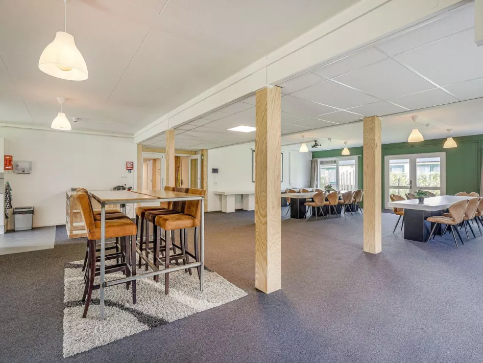 Einer der Sitzungsräume mit einer Tischanordnung