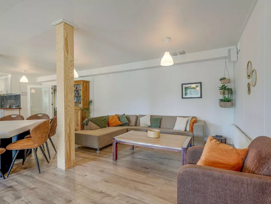 Ecksofa in einem Wohnzimmer.