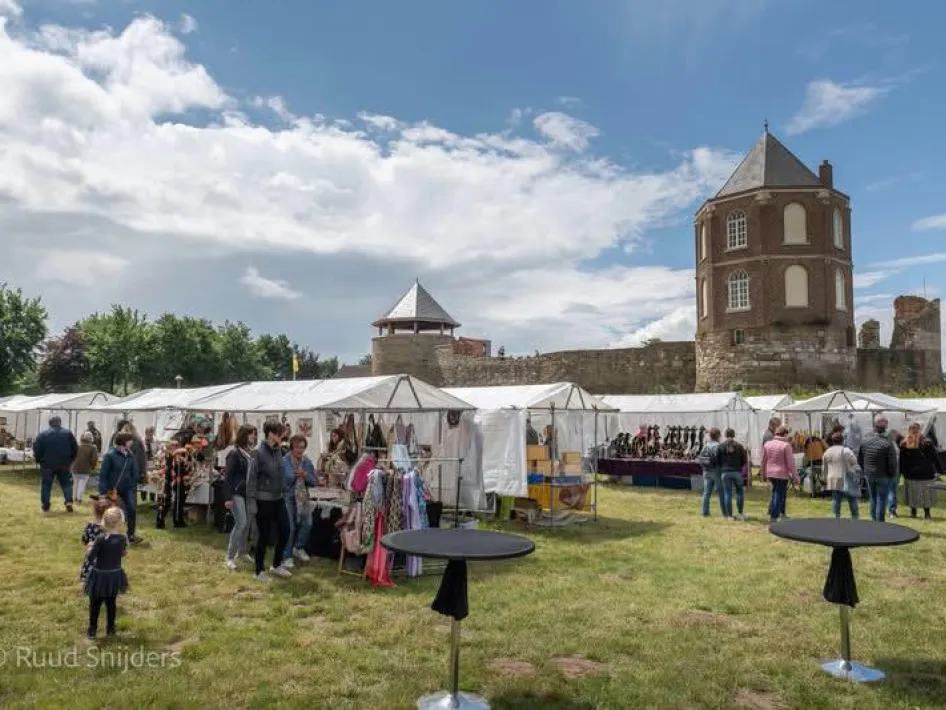 veld met tenten tijdens lentefair kasteel montfort