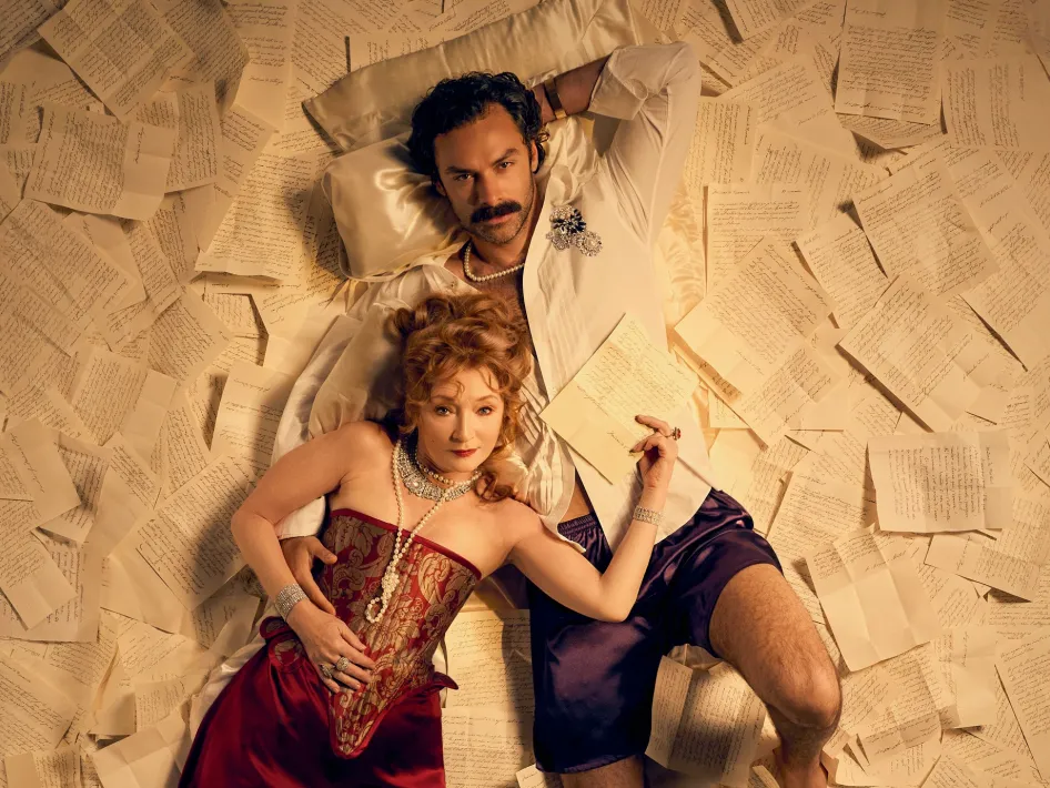 Poster van Les Liaisons Dangereuses met twee personages tegen een lichte achtergrond en het logo van National Theatre Live.