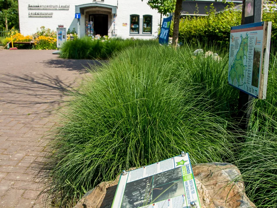 De plaquette van de Liberation Route Luisterplek bij het Museum in Leudal langs de Liberation fietsroute Leudal - Peel en Maas - Beesel