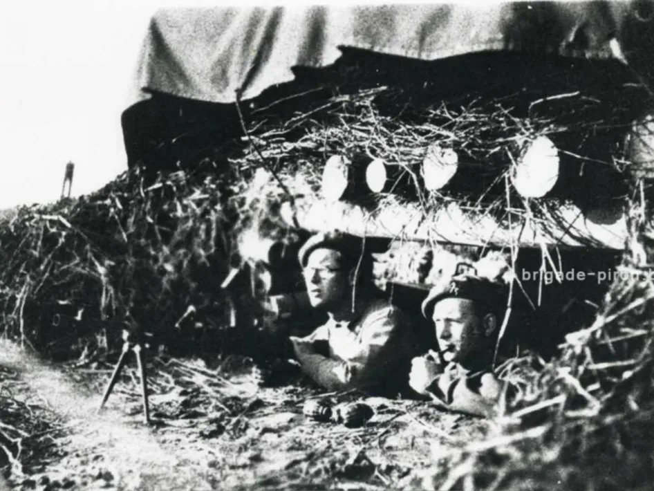 Twee soldaten van de Brigade Piron houden vanuit een gecamoufleerde schuttersput de omgeving in de gaten.
