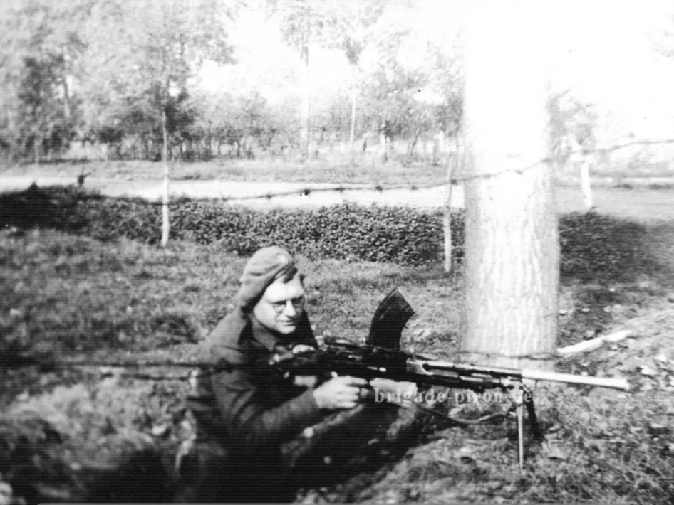 Belgische soldaat van de Brigade Piron ligt in dekking met een mitrailleur langs een veldrand bij Thorn - nu onderdeel van de liberation route