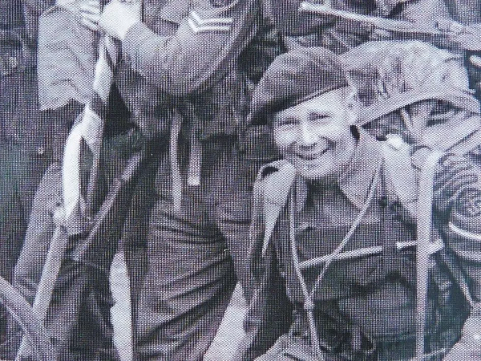 Nahaufnahme des Korporal Henri Eric Harden inmitten seiner Kameraden