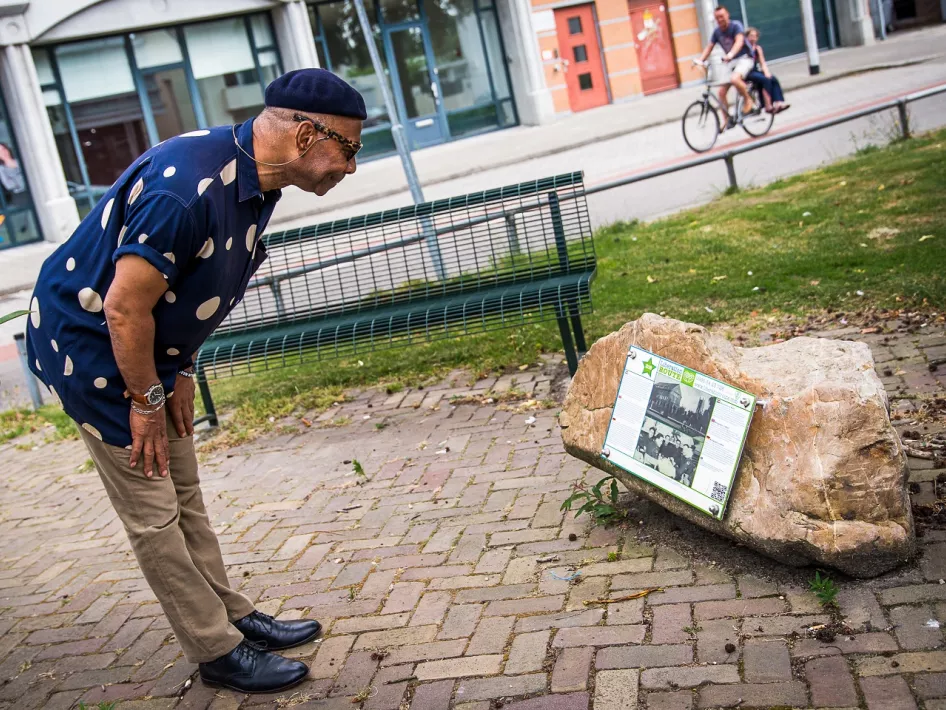 Ein Mann betrachtet eine Plakette der Liberation Route entlang des Liberation Fahrradroute Nederweert - Weert