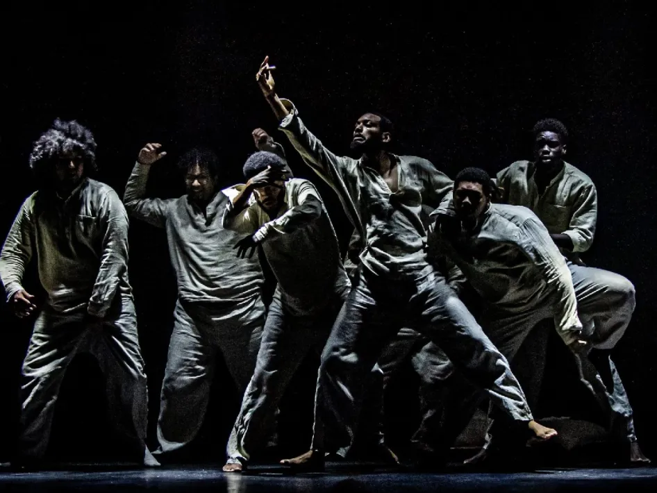 Dansgroep voert een intense choreografie uit tijdens Limburg Festival 2025 op een sfeervol verlicht podium.