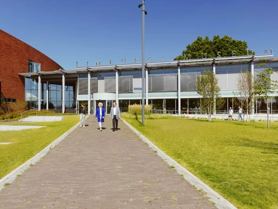 Het Limburgs Museum van buitenaf gezien