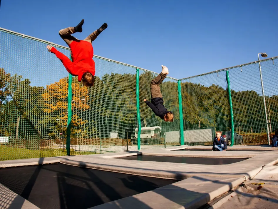 Kinder springen auf den Trampolinen im Speeltuin de Gitstap
