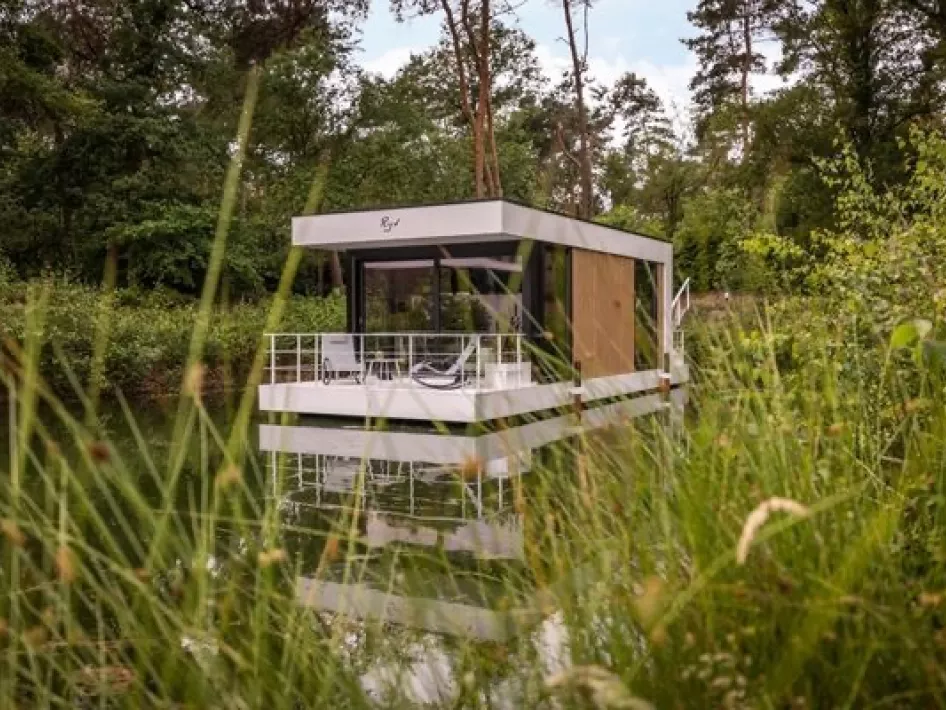 Het floating tiny house van Loo Mare