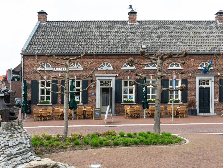 Fassade des MERT 5 mit Terrasse am Marktplatz in Beesel.