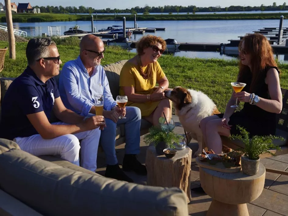 Nehmen Sie einen Drink in der Lounge auf der Terrasse des Humphrey's