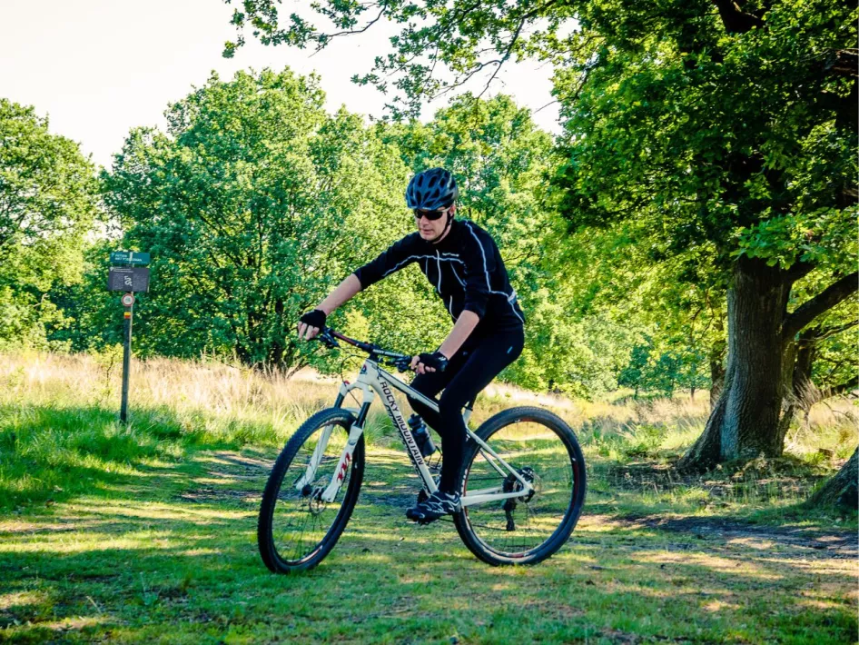 Man zit op de mountainbike en fiets de MTB route Weert - Graag van Horne pad