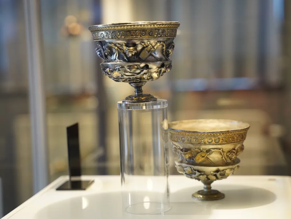 Kantharos van Stevensweert in een vitrine in het Maaseiland Museum in Stevensweert