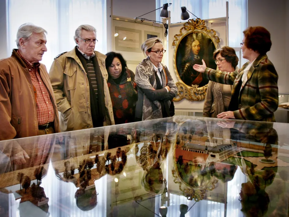 Rondleiding langs historische objecten en maquettes in het Maaseiland Museum in Stevensweert