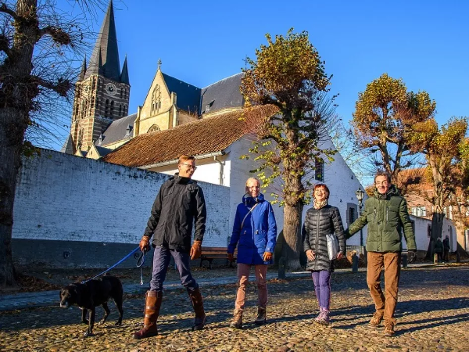 Herfstcampagne 2022. Familie wandelt door Thorn in de herfst.