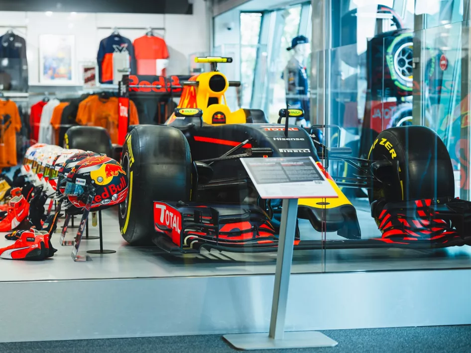 De RB12 F1 wagen waarmee Max Verstappen zijn eerste F1-race won, is geworden tentoongesteld in de Max Verstappen Shop in Swalmen