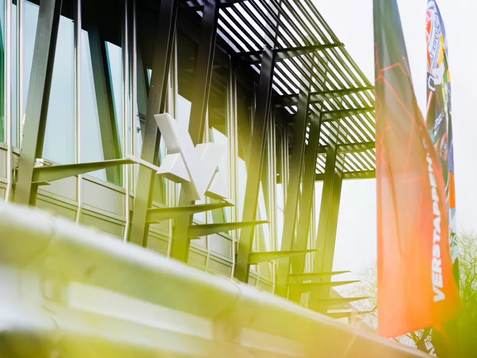 Het pand van de Max Verstappen Shop met daarop het Max Verstappen logo