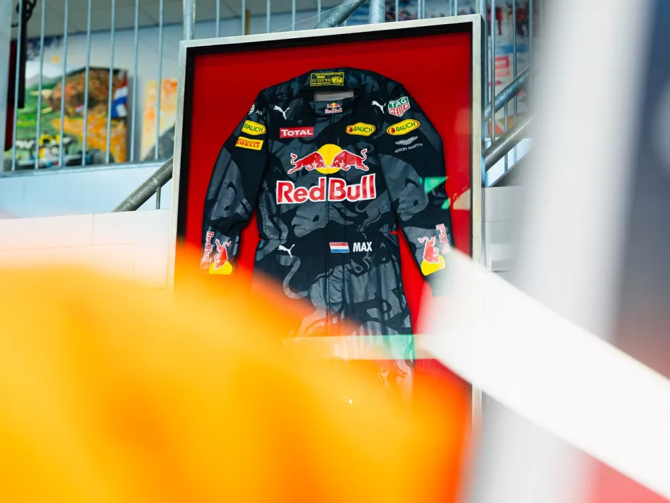 Een ander racepack, gedaregen door Max Verstappen, tentoongesteld