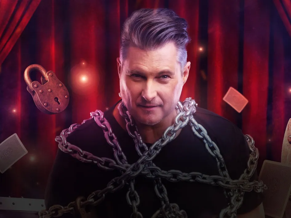 Meesterillusionist Christian Farla in kettingen gewikkeld.