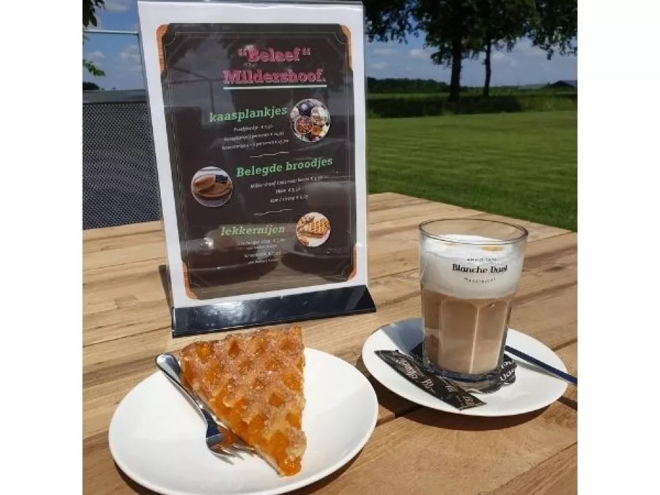 Menukaart met koffie en vlaai