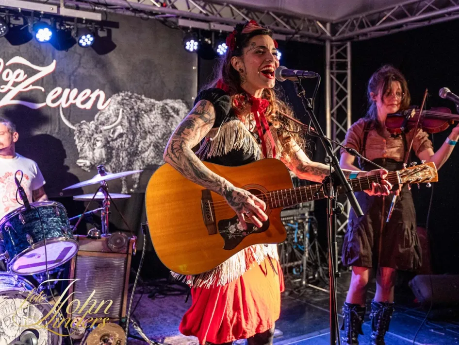 Zangeres en muzikanten tijdens een optreden op het festival Mijl op Zeven in Ospel.