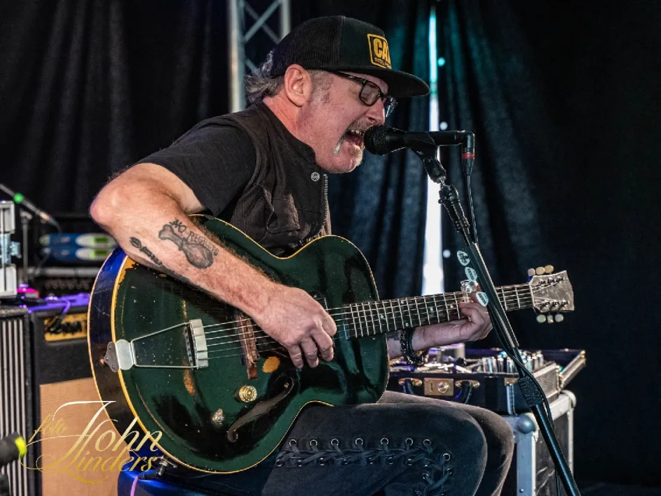 Gitarist geeft een krachtig liveoptreden op het festival Mijl op Zeven.