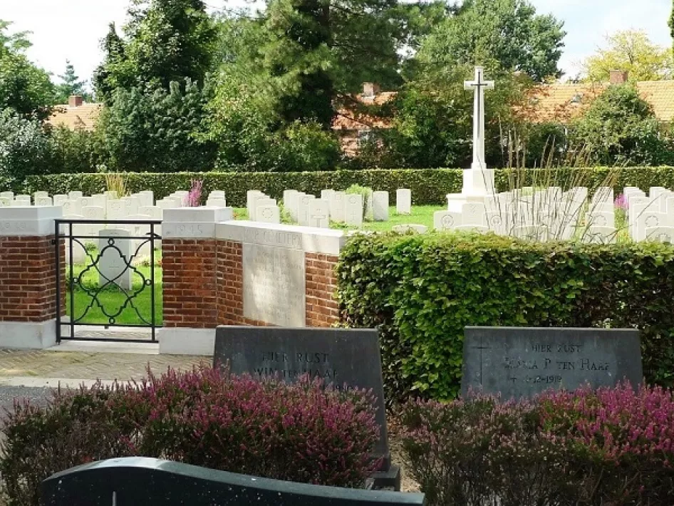 De toegangspoort naar de British War Cemetery in Milsbeek