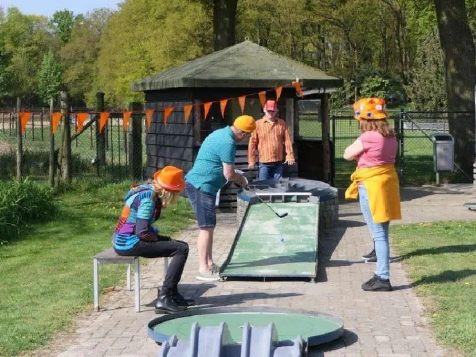 Gezin speelt minigolf op Koningsdag