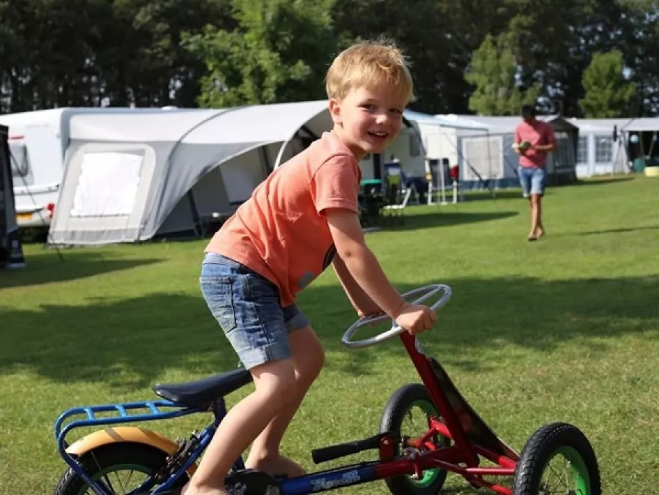 Jongetje op de fietsskelter