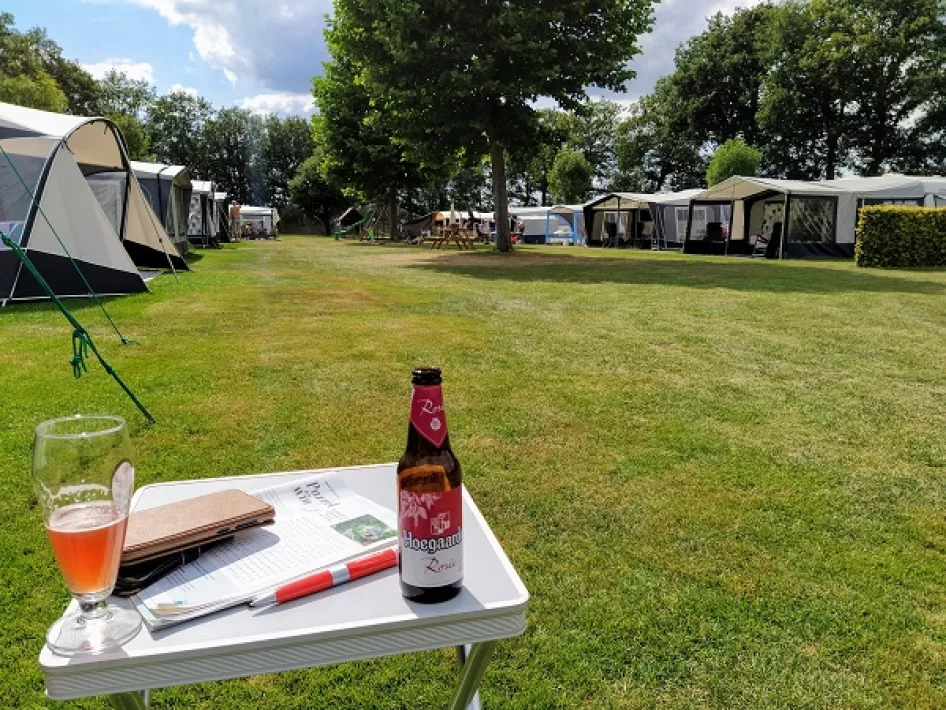 Kampeerveld met fruitbier